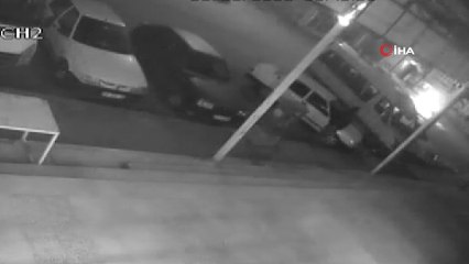 Kundaklanan otomobilin çalınma anı kamerada