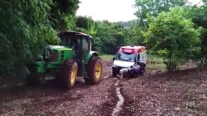 Duas ambulâncias do Samu ficam atoladas em estradas rurais
