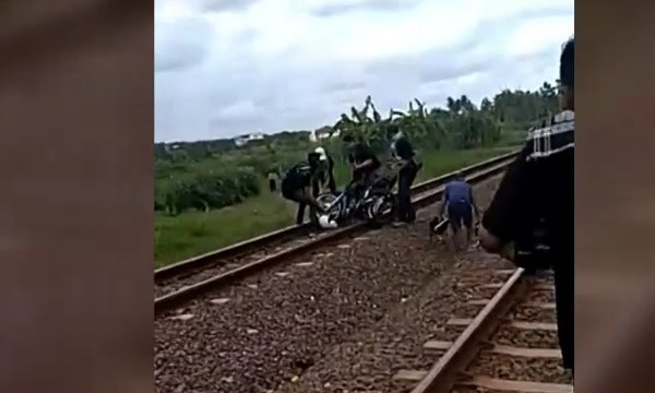 Kereta Api Tabrak Motor di Perlintasan tanpa Palang Pintu, 2 Pengendara Luka Parah