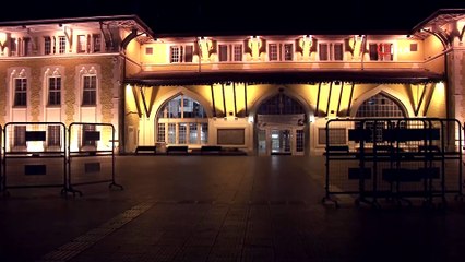 Yaşlı adam 6 aydır bankta yatıp kalkıyor