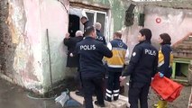 Dedeyi İkna Edemeyen Polis, Üşümemesi İçin Sobasını Yaktı