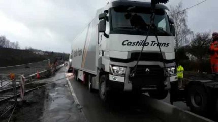 Couvin: dépannage du camion sur la berme centrale