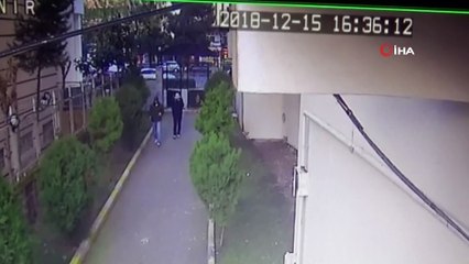 Güpegündüz ev soydular...Hırsızlık anları kamerada