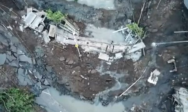 Beginilah Proses Perbaikan Jalan Raya Gubeng yang Ambles