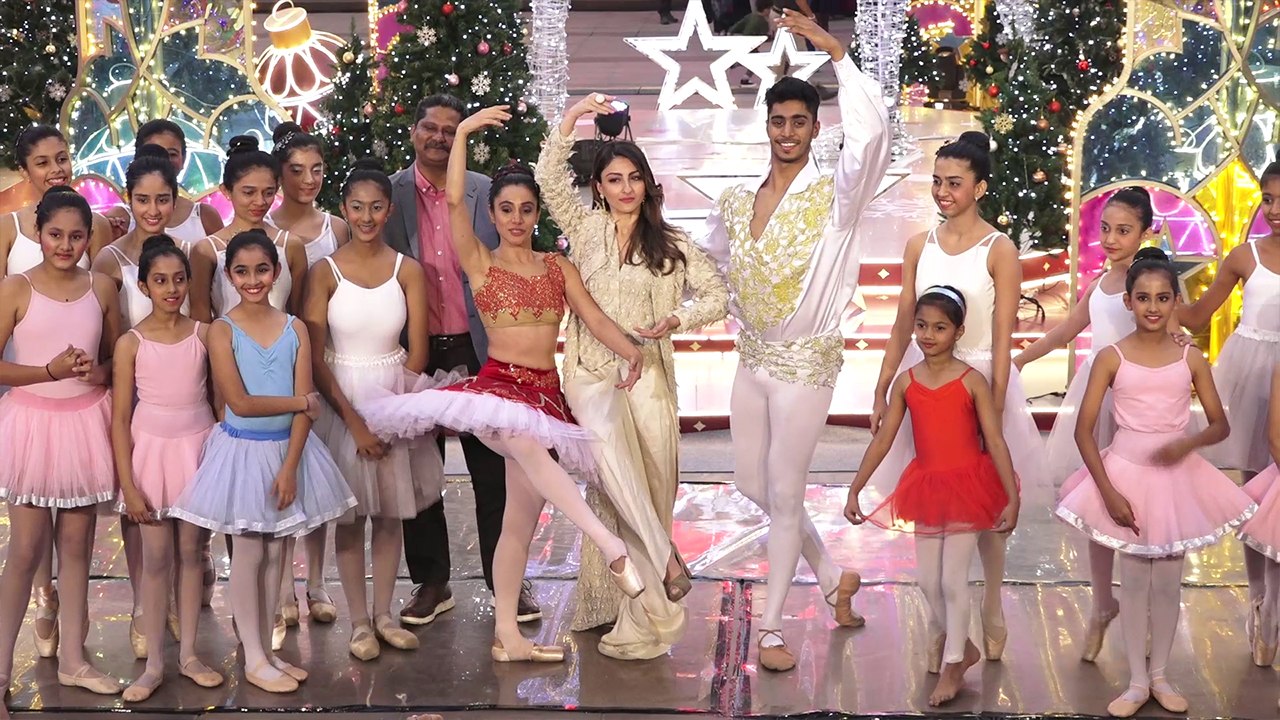 Soha Ali Khan learning Ballet Dance moves at Pre Christmas event; Watch Video | FilmiBeat