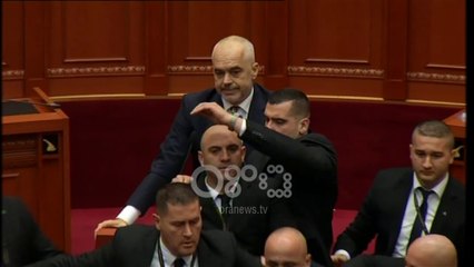 Ora News - Tension në Kuvend, deputeti i PD-së i versulet Ramës, tenton ta godasë me vezë