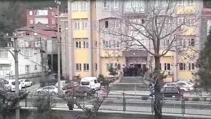 Скачать видео: İstismar Sanığı, Adliyede Polisin Belinden Silahı Alıp Rastgele Ateş Etti