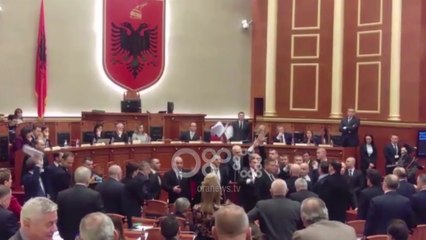 Ora News - Jo vetëm me vezë, Rama qëllohet edhe me letra