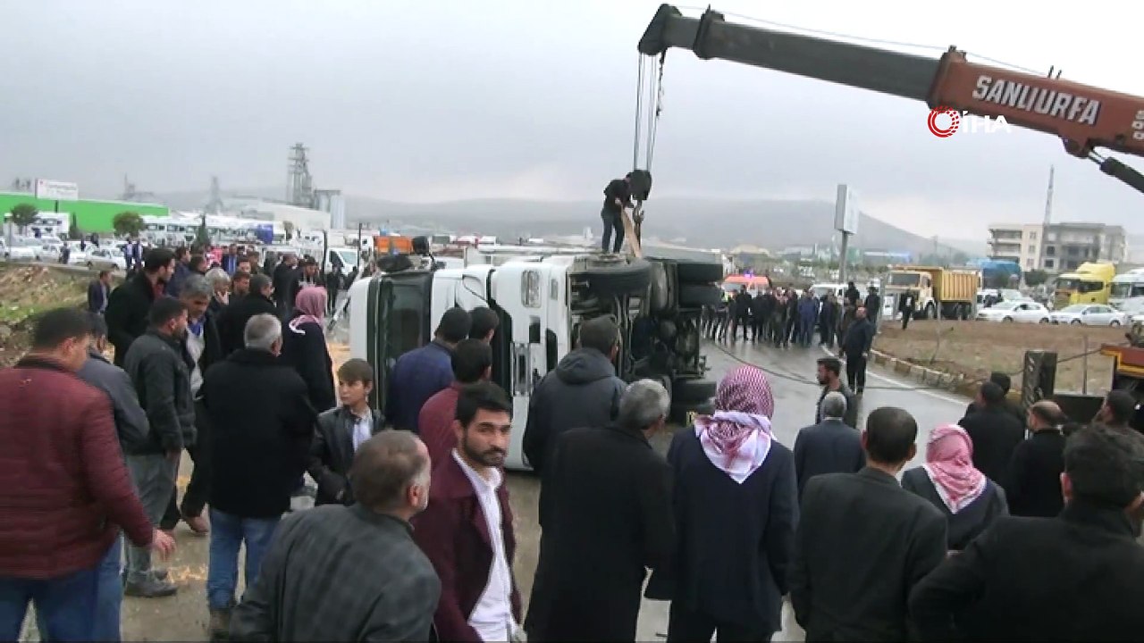 Tır devrildi, kilometrelerce araç kuyruğu oluştu