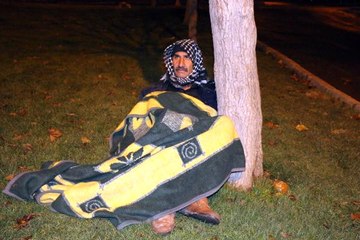 Parkta Kalan Adamı, Kızı ve Damadı Eve Götürdü