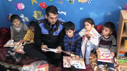 Hakkari'de polis, öğrencileri sevindirdi
