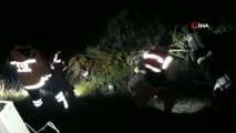 Otomobil Dereye Uçtu- Araçta Sıkışarak Yaralanan 3 Kişi İtfaiye Ekiplerince Kurtarıldı