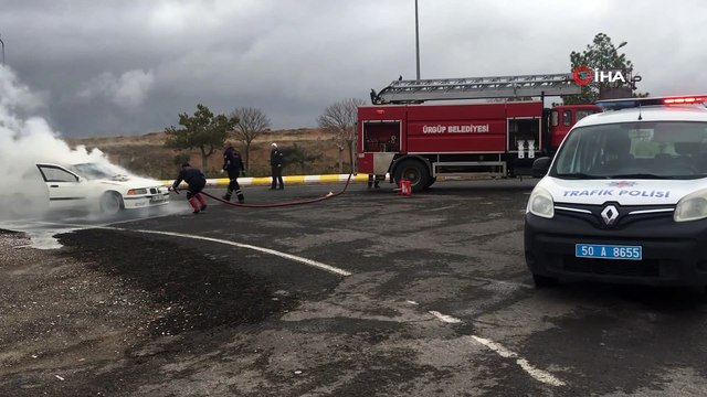 Seyir halinde alev alan aracı itfaiye ekipleri söndürdü