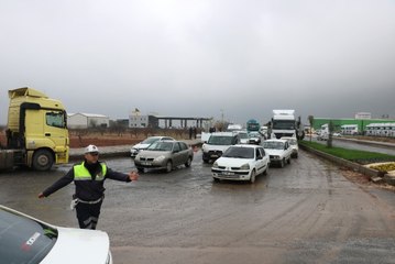 Tır Devrildi, Kilometrelerce Araç Kuyruğu Oluştu