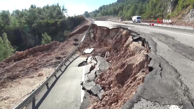 Antalya-Kumluca Karayolunda Heyelan
