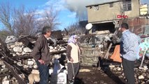 Antalya Akseki'de Yanan Ev Çöktü, Ağıldaki 20 Hayvan Telef Oldu