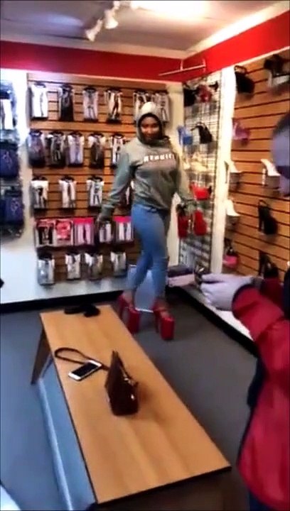 Elle va se prendre la gamelle de sa vie en talons