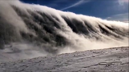 Cette vague de brouillard avale tout sur une montagne du Jura !