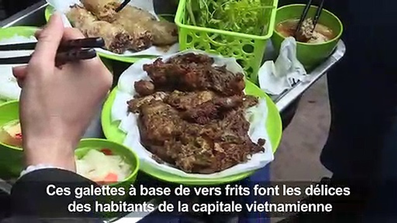 A Hanoï, des galettes de vers frits, délices des soirées d'hiver