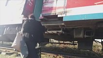 Report TV - Del nga shinat treni i pasagjerëve i linjës Durrës-Fier