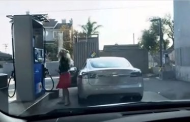 VÍDEO: El fail de la semana, intentar repostar con gasolina a su ¡Tesla Model S!