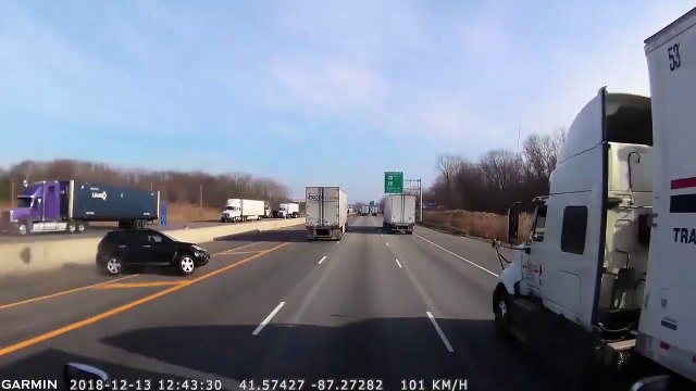 Un automobiliste pris en sandwich entre un camion et une glissière