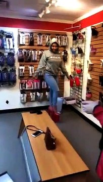 Une fille pense pouvoir marcher avec des chaussures à plateforme très haute