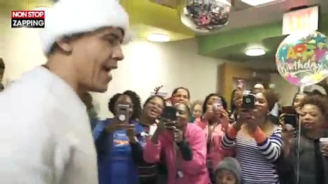 Barack Obama joue fait le Père Noël dans un hôpital pour enfants (vidéo)