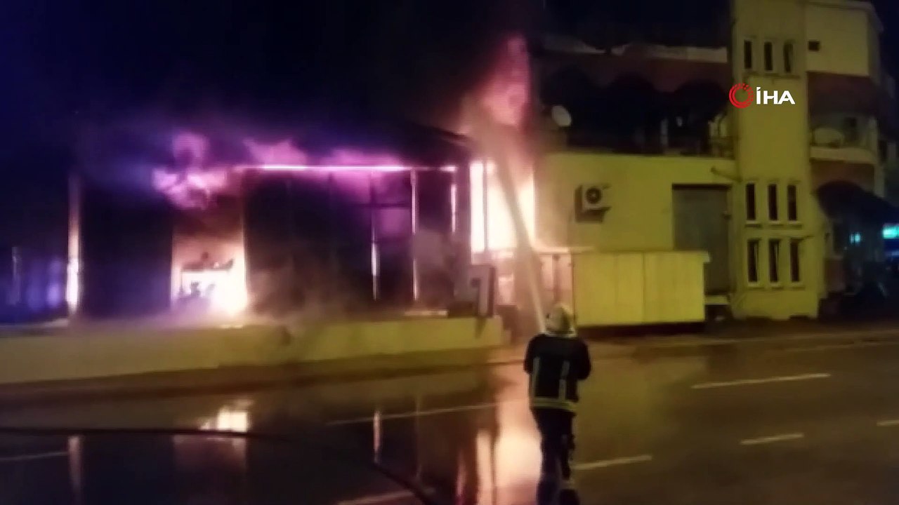 Boya ve kimyasal malzemelerin bulunduğu depo alev alev yandı