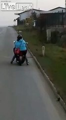 Comment cette moto avance-t-elle avec cette passagère...?
