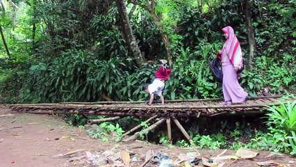 Odisea de un niño indonesio discapacitado para ir a la escuela