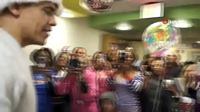 - Noel Baba kılığına giren Obama çocuklara hediye dağıttı