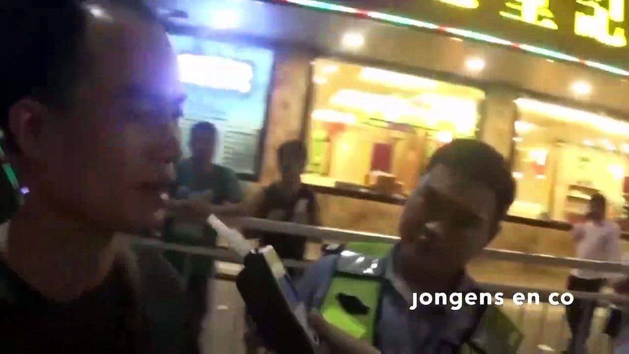 Il est tellement bourré qu'il n'arrive pas à souffler dans l'alcootest... Ahah