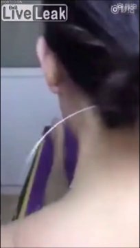 Cette fille est traversé par un fil à plusieurs endroits de son corps... Bizarre