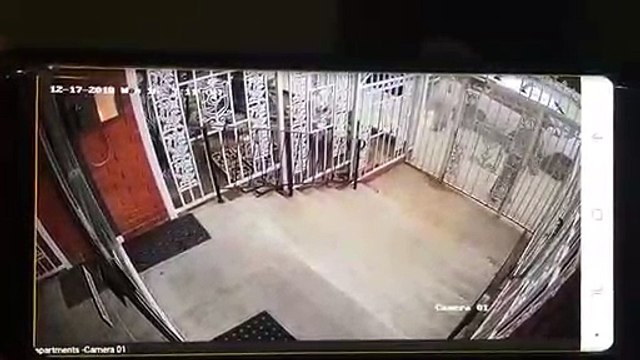 Ce livreur vole le contenu d'un colis avant de le déposer ! Pas cool...