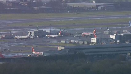 완전 마비된 영국 국제공항...활주로에 나타난 드론 때문에 / YTN