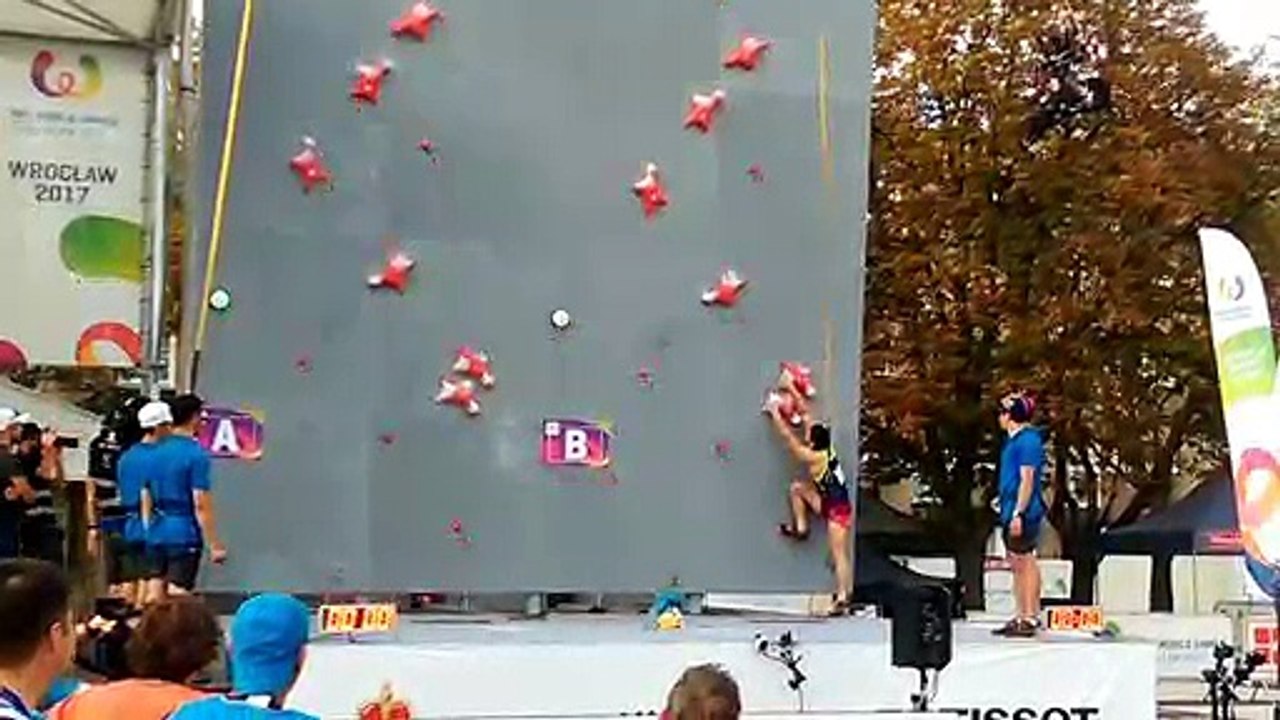 Grimper un mur d'escalade en moins de 6s