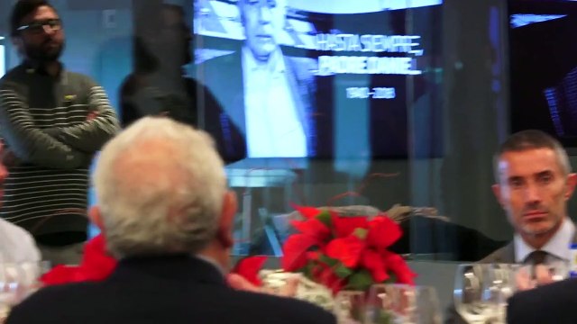 ¡Rock & Roll! Así fue el show de Mono Burgos en la comida de Navidad del Atlético