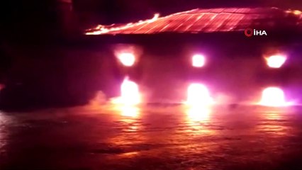 Tarihi cami alev alev yandı