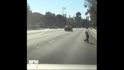 Un bambin s’égare sur le bord de la route en Californie