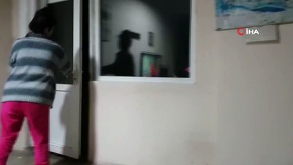 Tilkiye her gün kapısını açıyor...Kapı kapalı olunca cama vuruyor, işletmedekiler ise kapıyı açarak tilkinin karnını doyuruyor