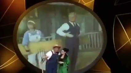 Donald Trump a publié cette nuit une vidéo où il est déguisé en fermier, chantant le générique de la série "Les arpents verts"