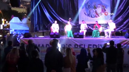 Çinli gösteri grubu Marmarislileri kendine hayran bıraktı