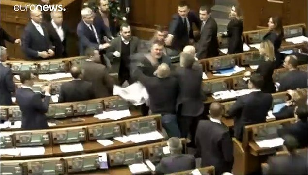 شجار في البرلمان الأوكراني بسبب ملصق يصف سياسيا بأنه عميل بوتين