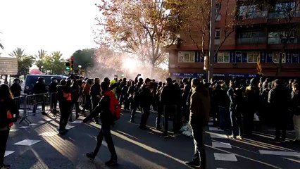 Cargas de los Mossos en la avenida del Paralelo.