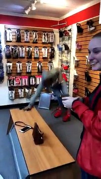 Une femme essaie des chaussures plateformes à talons hauts