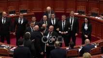 Ora News - Mazhoranca rrëzon Metën për buxhetin, opozita largohet nga salla e Kuvendit