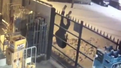 Belgique : Il s'échappe d'un supermarché mais reste suspendu à la grille