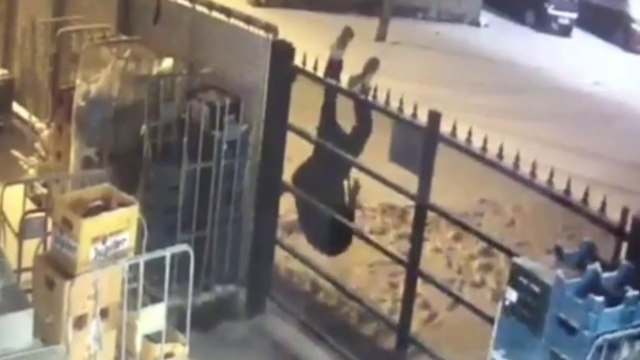 Belgique : Il s'échappe d'un supermarché mais reste suspendu à la grille