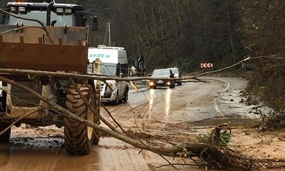 Rize'de sağanak, sel ve heyelana yol açtı, yollar kapandı